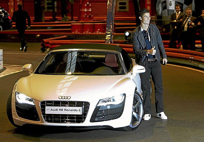 Siêu sao Cristiano Ronaldo quảng cáo mẫu siêu xe Audi R8